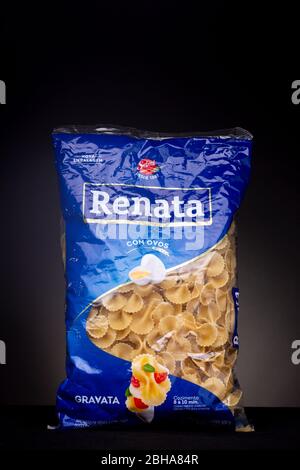 Arballez la pâte de pâtes de la marque brésilienne Renata pour préparer un plat de macaroni. Concept de vie fixe de produit de niveau inférieur de Studio. Banque D'Images