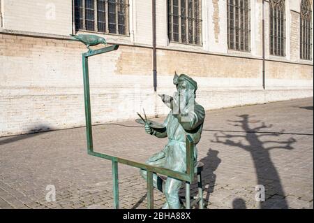 Sculpture Pieter Bruegel à côté de l'Église notre-Dame de la Chapelle à Bruxelles. Photos de voyage en bourse de Bruxelles par PEP Masip / Alay stock Photographe Banque D'Images