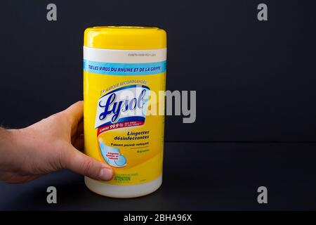 Calgary, Alberta. Canada. 24 avril 2020 une personne tenant Lysol désinfection des lingettes - citron et citron vert sur fond noir Banque D'Images