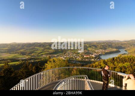 Grein: Tour d'observation Gobelwarte, vue sur la ville de Grein, le Danube (Danube), la région de Strudengau dans le Danube, Haute-Autriche, Haute-Autriche, Autriche Banque D'Images