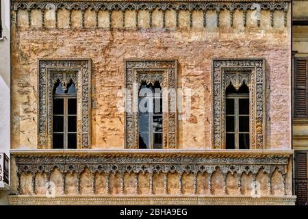 Détail de la Casa del Mercante (Maison du commerçant), XVe siècle, dans le style gothique vénitien à Mantoua, Lombardie, Italie. Banque D'Images