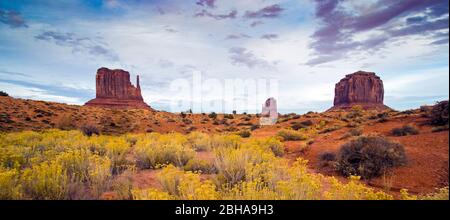 Les formations rocheuses de Mittens butte dans le désert, Monument Valley, Utah, États-Unis Banque D'Images