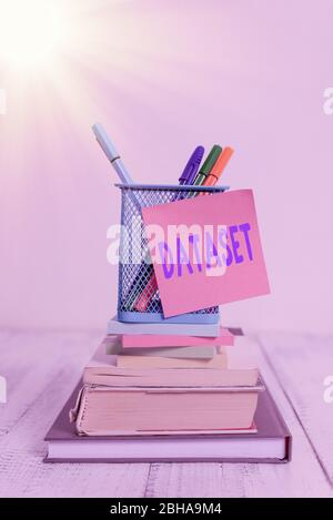 Jeu de données de texte d'écriture manuscrite. Collection de photos conceptuelles de nombres ou de valeurs qui se rapportent à un sujet particulier livres empilés stylos métal porte-papier collant Banque D'Images