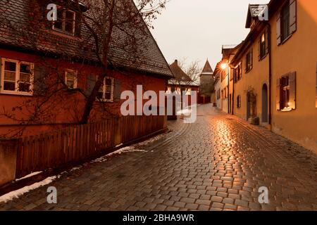 Guardian Tower, Alley, City Wall, Blue Hour, Winter, Dinkelsbühl, moyenne-Franconie, Franconie, Bavière, Allemagne Banque D'Images