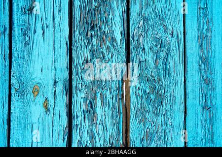 Fond de planches en bois peintes en bleu avec rayures et copeaux. Contexte abstrait Banque D'Images