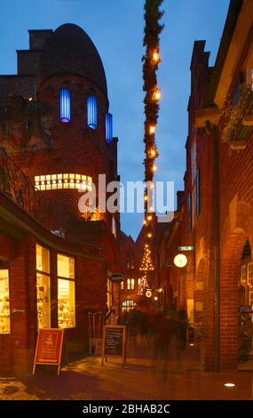 Dans Weihnachtsbeleuchtung der Böttcherstraße mit Paula-Modersohn-Becker-Museum, Paula-Becker-Modersohn-Haus, Brême, Deutschland, Europa Banque D'Images