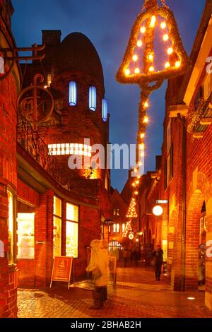 Dans Weihnachtsbeleuchtung der Böttcherstraße mit Paula-Modersohn-Becker-Museum, Paula-Becker-Modersohn-Haus, Brême, Deutschland, Europa Banque D'Images