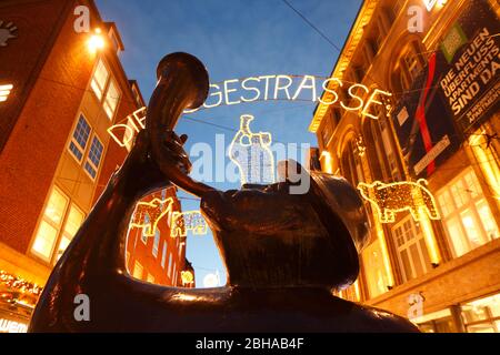 Einkaufsstraße Sögestraße chweinehirt "Skulptur mit und seine Herde' und bei Weihnachtsbeleuchtung Abenddämmerung, Brême, Deutschland, Europa Banque D'Images