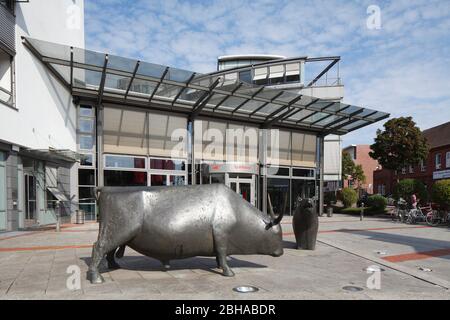 Bull et les ours se trouvent devant la construction de la Sparkasse, Osterholz-Scharmbeck, Basse-Saxe, Allemagne, Europe Banque D'Images