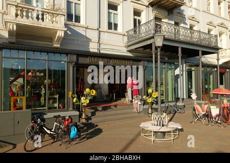 Maisons en face sur la promenade du Rhin, Rüdesheim am Rhein, classé au patrimoine mondial de l'UNESCO, Haute-vallée du Rhin, vallée du Rhin, Hesse, Allemagne Banque D'Images