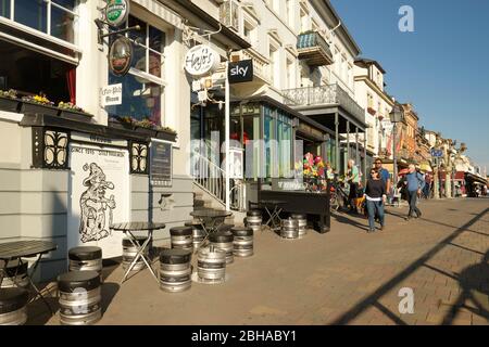 Maisons en face sur la promenade du Rhin, Rüdesheim am Rhein, classé au patrimoine mondial de l'UNESCO, Haute-vallée du Rhin, vallée du Rhin, Hesse, Allemagne Banque D'Images