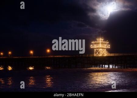 Noël lumières sur San Clemente Pier la nuit, Californie, États-Unis Banque D'Images