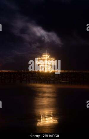 Noël lumières sur San Clemente Pier la nuit, Californie, États-Unis Banque D'Images