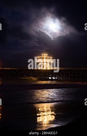 Noël lumières sur San Clemente Pier la nuit, Californie, États-Unis Banque D'Images