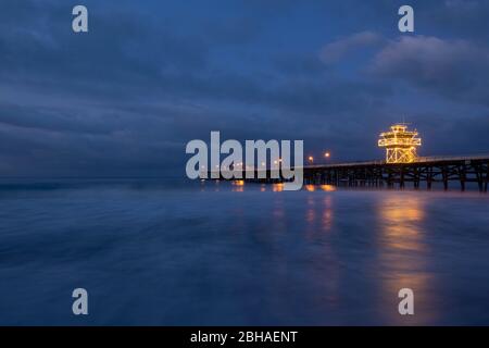 Noël lumières sur San Clemente Pier la nuit, Californie, États-Unis Banque D'Images