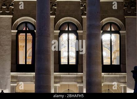 Allemagne, Bavière, Munich, Max-Joseph-Platz, théâtre national bavarois, Opéra d'État bavarois, trois fenêtres, extérieur, détails, soirées Banque D'Images