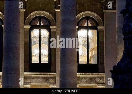 Allemagne, Bavière, Munich, Max-Joseph-Platz, Théâtre national bavarois, Opéra d'État bavarois, deux fenêtres, à l'extérieur, détails, dans la soirée Banque D'Images