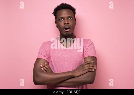 homme afro-américain regardant l'appareil photo à la surprise, stupéfié d'une histoire Banque D'Images
