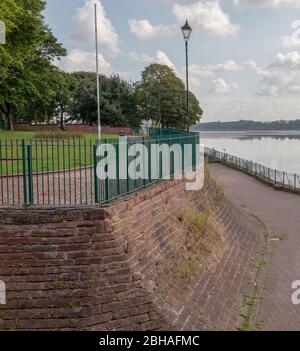 Victoria Promenade à Widnes, qui longe l'estuaire de Mersey et fait partie de la Sentier de la Transnine Banque D'Images