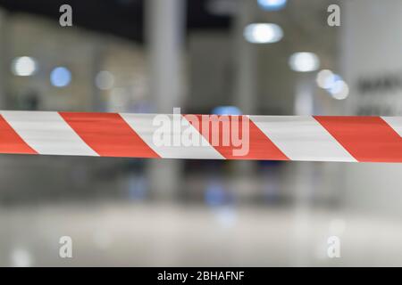 Lignes rouges et blanches du ruban adhésif. Le signal d'avertissement rouge sur fond blanc protège contre la pénétration. Banque D'Images