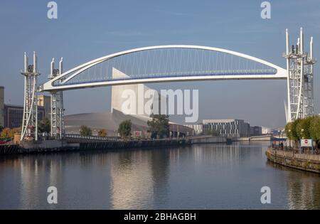 Le Lowry Bridge de Salford Quays est un pont vertical permettant aux navires de traverser le canal du navire de Manchester. Le Musée impérial de la guerre du Nord se trouve derrière. Banque D'Images