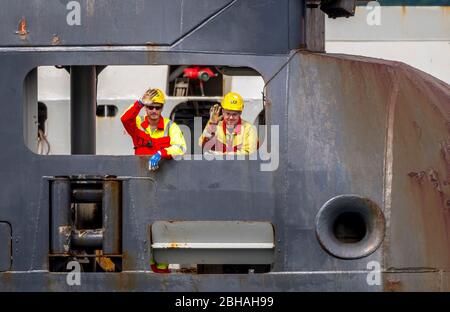 Faire des vagues de marins norvégiens sur un engin pétrolier. Navire d'approvisionnement à la barre de sécurité à Bergen, Hordaland, Norvège, Scandinavie, Europe Banque D'Images