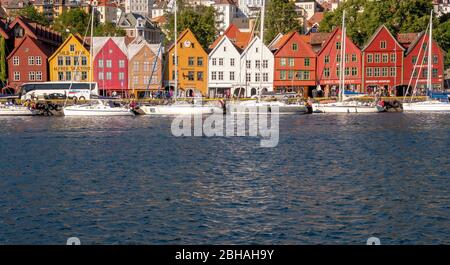 Nordsee, derrière une maison en bois colorée devant des voiliers attachés dans le port de Bryggen, Bergen, Hordaland, Norvège, Scandinavie, Europe Banque D'Images