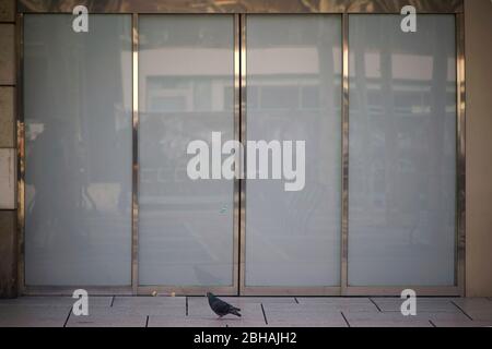 Une porte coulissante en verre moderne d'un centre commercial avec châssis en métal brillant. Banque D'Images