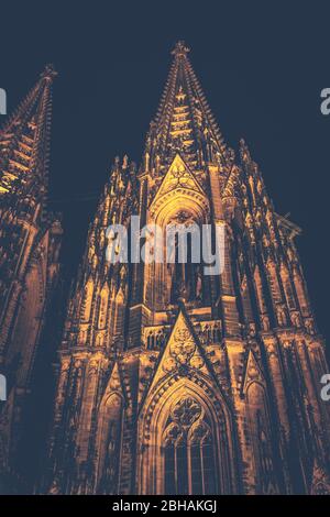 Kölner Dom. Auch bei Nacht ein beeindruckendes, gotisches Bauwerk. - Nur redaktionelle Nutzung. Banque D'Images