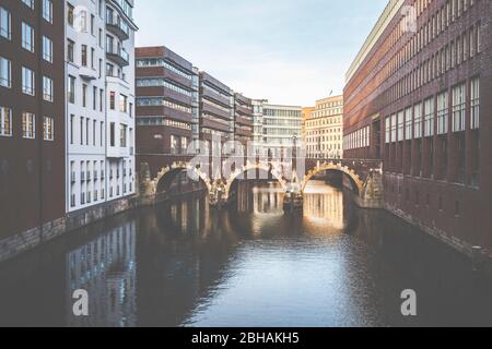 L'un des nombreux ponts de Hambourg : le Ellerntorsbrücke. Banque D'Images