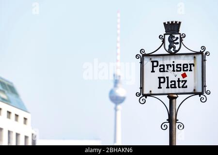 Ein Schild mit der Aufschrift Pariser Platz mit Blick auf den Funkturm am Alexanderplatz - Berlin Mitte Banque D'Images