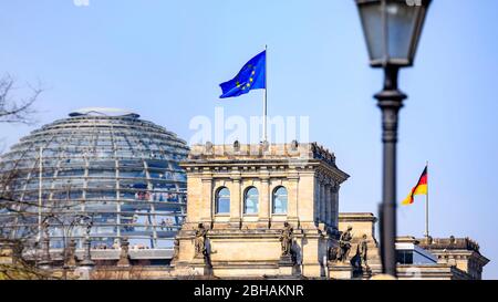 Gebäude des deutschen Reichstags à Berlin - Das Reichtsgebäude - Sitz des schen Bundestag. Mit Europa und Deutschland Flagge. Banque D'Images