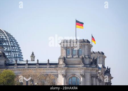 Gebäude des deutschen Reichstags à Berlin - Das Reichtsgebäude - Sitz des schen Bundestag. Mit Europa und Deutschland Flagge. Banque D'Images