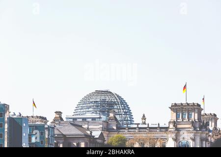 Gebäude des deutschen Reichstags à Berlin - Das Reichtsgebäude - Sitz des schen Bundestag. Mit Europa und Deutschland Flagge. Banque D'Images