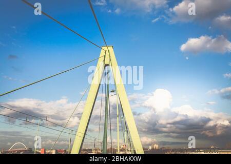 Köln - Metrolpole am Rhein, Stahlseilbrücke, Nahaufnahme der Severinsbrücke. Banque D'Images