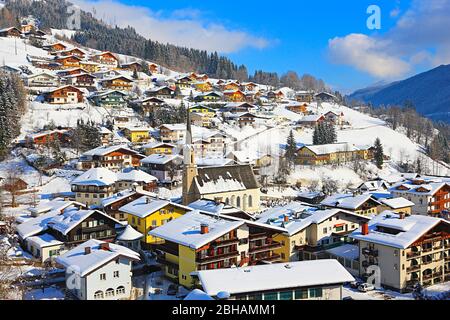 Vue du sud du village de montagne Mühlbach am Hochkönig en hiver au format paysage, Banque D'Images