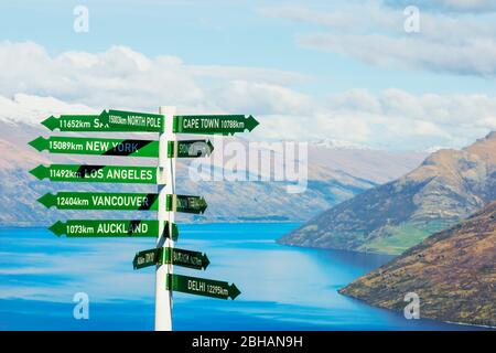 Toutes les directions sign post, Queenstown, île du Sud, Nouvelle-Zélande, Banque D'Images