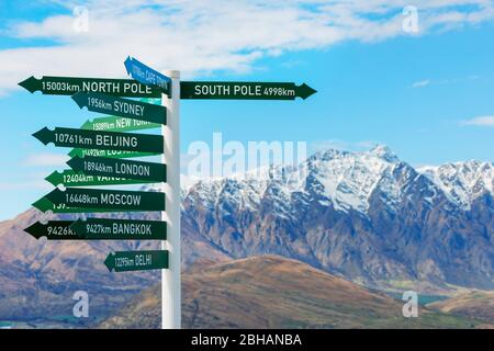 Toutes les directions sign post, Queenstown, île du Sud, Nouvelle-Zélande, Banque D'Images