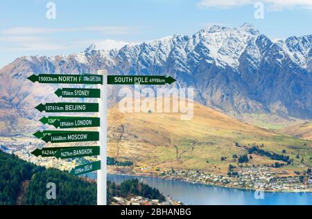 Toutes les directions sign post, Queenstown, île du Sud, Nouvelle-Zélande, Banque D'Images