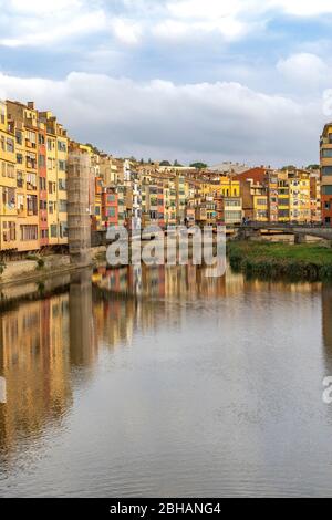 Europe, Espagne, Catalogne, Gérone, vue sur les façades colorées du quartier juif de la rivière Onyar à Gérone Banque D'Images