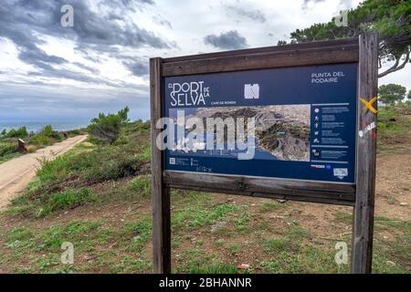 Europe, Espagne, Catalogne, Costa Brava, Port de la Selva, carte générale de la place Port de la Selva sur le Camí de Ronda Banque D'Images