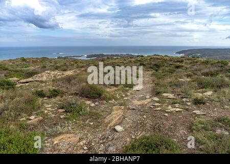 Europe, Espagne, Catalogne, Costa Brava, surplombant la mer Méditerranée depuis le parc naturel du Cap de Creus au-dessus de Cadaqués Banque D'Images