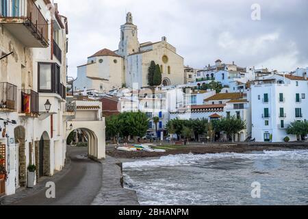 Europe, Espagne, Catalogne, Costa Brava, vue sur l'église de Santa Maria dans le centre historique de Cadaqués Banque D'Images