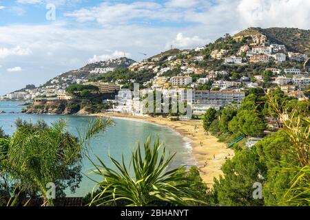 Europe, Espagne, Catalogne, Costa Brava, vue sur la station touristique Roses sur la Costa Brava Banque D'Images