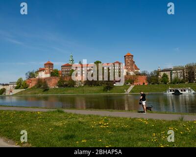 Cracovie/Pologne - 23/04/2020. Ancienne résidence royale de la monarchie polonaise, Château de Wawel, Cracovie, Pologne. Printemps, vue depuis le boul de la Vistule Banque D'Images