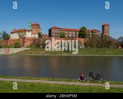 Cracovie/Pologne - 23/04/2020. Ancienne résidence royale de la monarchie polonaise, Château de Wawel, Cracovie, Pologne. Printemps, vue depuis le boul de la Vistule Banque D'Images