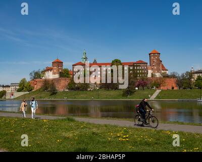 Cracovie/Pologne - 23/04/2020. Ancienne résidence royale de la monarchie polonaise, Château de Wawel, Cracovie, Pologne. Printemps, vue depuis le boul de la Vistule Banque D'Images