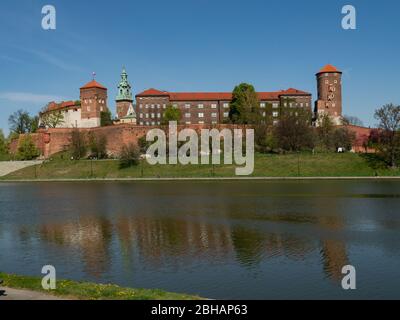 Ancienne résidence royale de la monarchie polonaise, Château de Wawel, Cracovie, Pologne. Printemps, vue depuis le boulevard de la Vistule. Banque D'Images