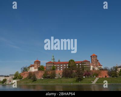 Ancienne résidence royale de la monarchie polonaise, Château de Wawel, Cracovie, Pologne. Printemps, vue depuis le boulevard de la Vistule. Forums spatiaux négatifs Banque D'Images