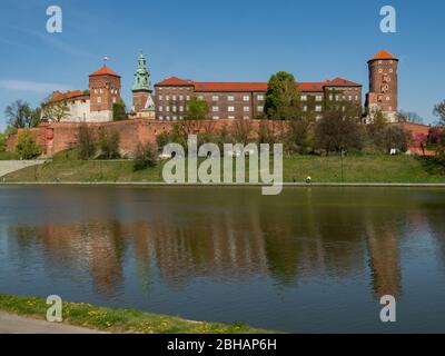 Ancienne résidence royale de la monarchie polonaise, Château de Wawel, Cracovie, Pologne. Printemps, vue depuis le boulevard de la Vistule. Banque D'Images